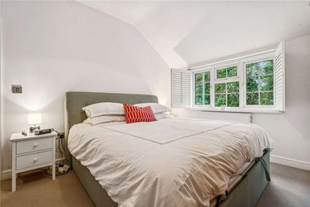Stylish three bedroom family home with west facing garden near Richmond Park - Photo 3