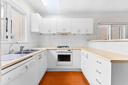 Character filled family home offering an abundance of natural light and open spaces - Photo 4