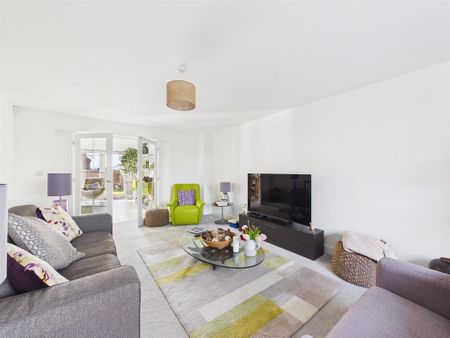 4 bedroom detached house to rent - Photo 2