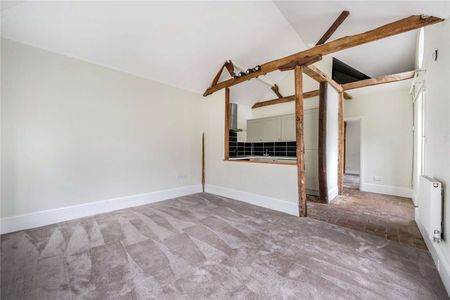 An immaculately presented converted Coach House close to Hawkhurst village - Photo 2