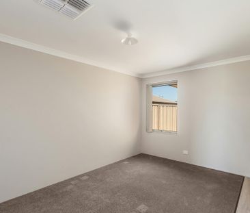 BEST KEPT SECRET IN SECRET HARBOUR ! - Photo 2