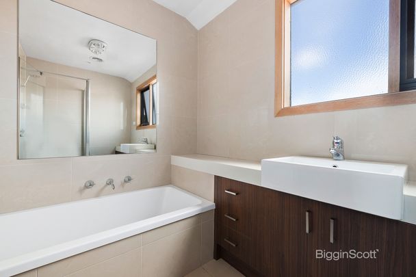 WELL PRESENTED 3 BEDROOM TOWNHOUSE - Photo 1