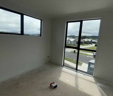 4 BEDROOM TOWNHOUSE - Photo 2