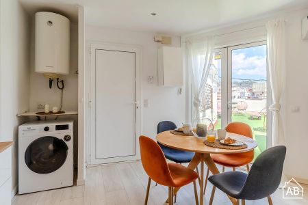 Charming 1-Bedroom Attic Apartment with Private Terrace in Eixample - Photo 3