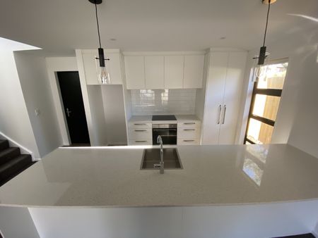 242 Edgeware Road, Edgeware - Photo 2
