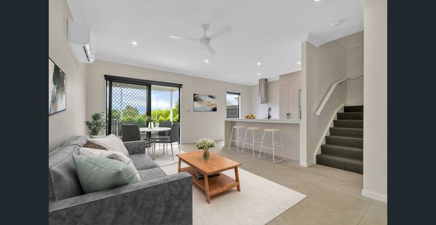 Modern townhome with ultra convenience, ready to move in this Christmas! - Photo 1