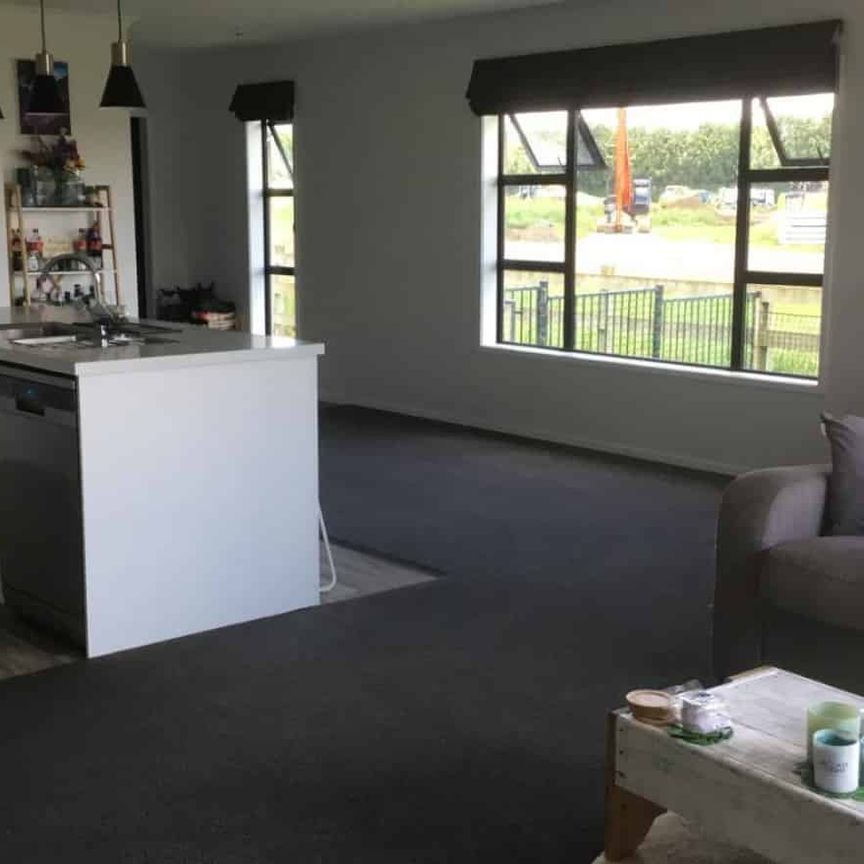 Modern family home - Photo 1