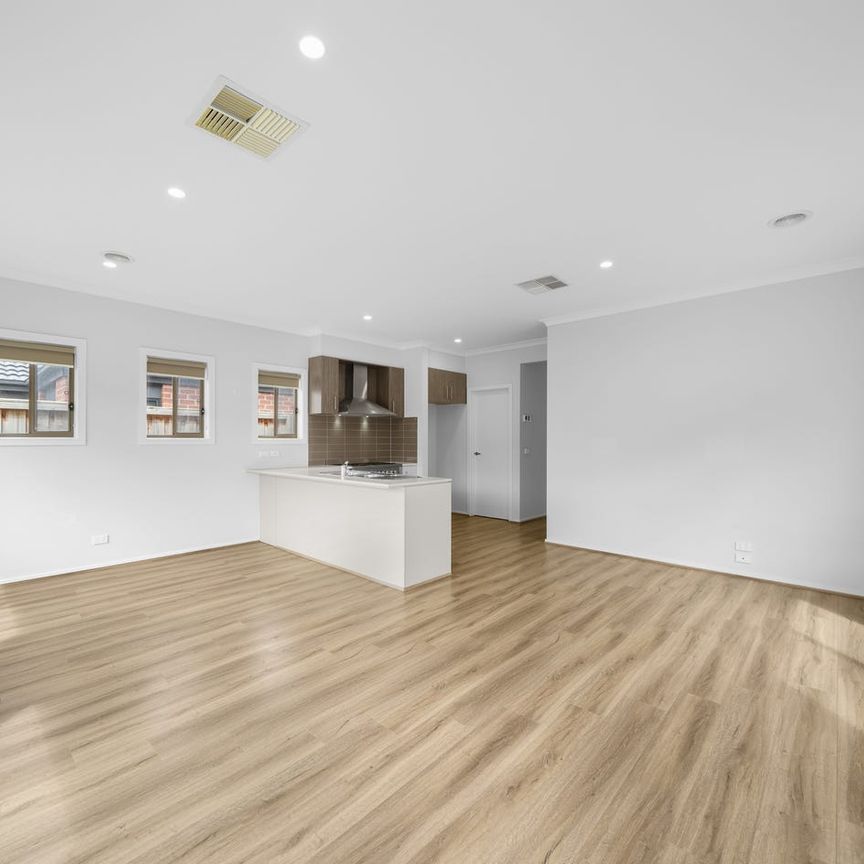 Park Facing Comfortable Home! - Photo 1