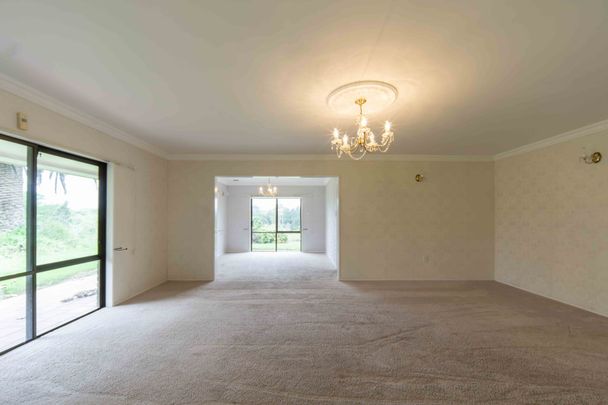 Spacious 6-Bedroom Home with Lifestyle Setting - Minutes from Hamilton Airport - Photo 1