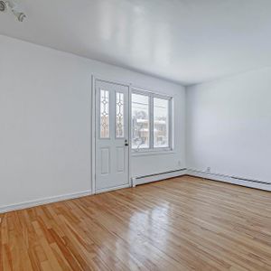 4 1/2 haut de triplex très ensoleillé - Photo 2
