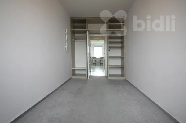 k pronájmu světlý byt 3+1 s prosklenou lodžií a úchvatným panoramatickým výhledem na celou Prahu. - Photo 1