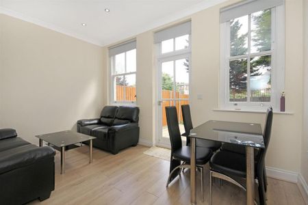 3 bedroom flat to rent - Photo 2