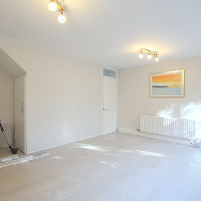 3 Bedroom Mid Terraced House, Westbridge Road, London - Photo 1