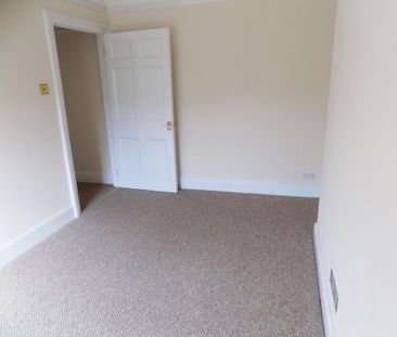 3 bedroom flat to rent - Photo 6