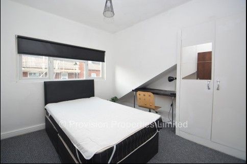 5 Bedroom Student Properties Leeds - Photo 1