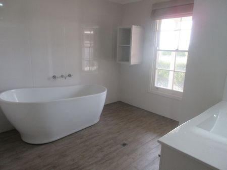 QUALITY LARGE RURAL HOMESTEAD WITH MODERN FIXTURES AND FITTINGS - Photo 3