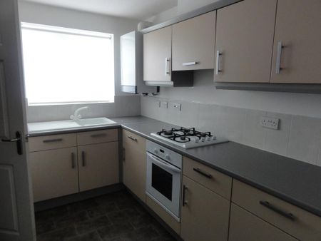 3 bedroom semi-detached house to rent - Photo 2