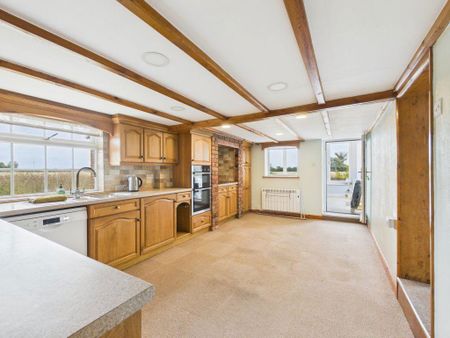 4 bedroom detached house to rent - Photo 2