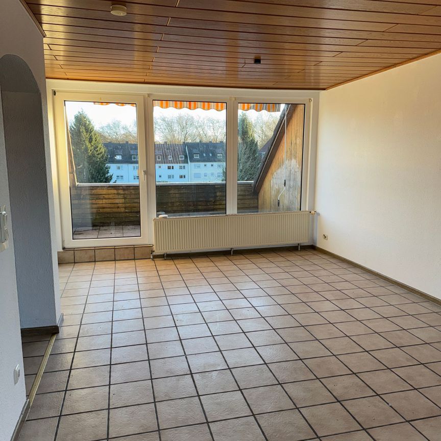 Charmante Dachgeschosswohnung in Essen Altendorf-Borbeck mit Balkon. Ruhige Anliegerstrasse. - Foto 1