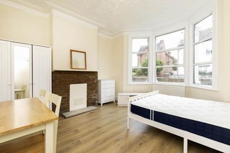 Amazing 5 double bedroom house with garden mins to tube & shops - Photo 4