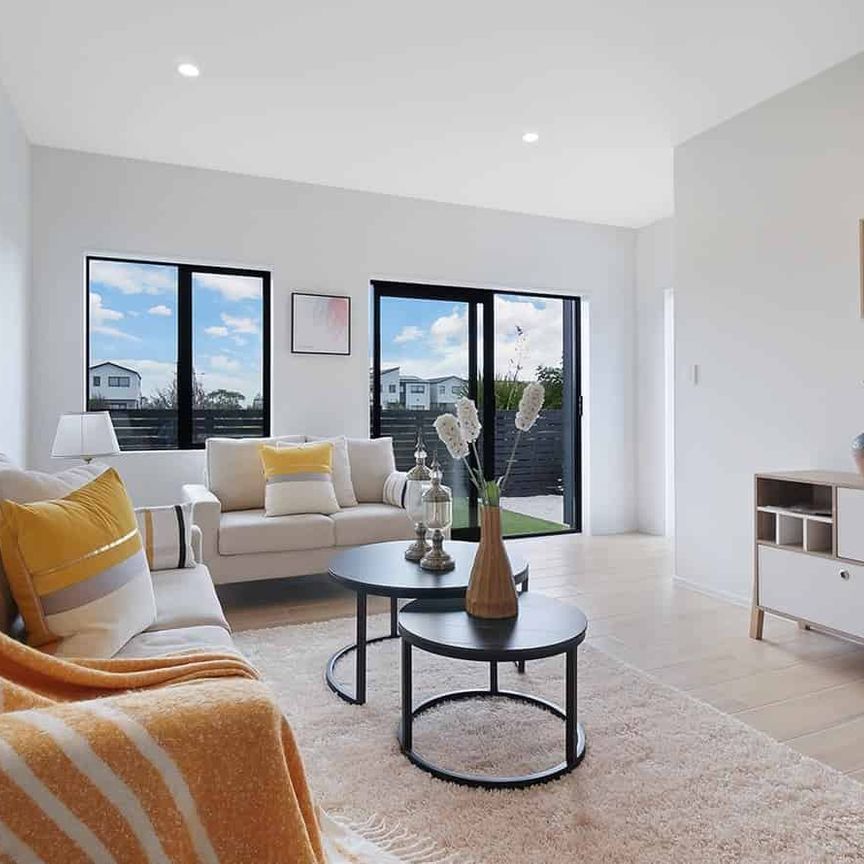 Stunning Three Bedroom Townhouse - Photo 1