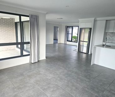 Beautiful 4 bedroom family home with ducted air-conditioning - Photo 4