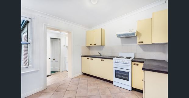 Neat two-bedroom terrace with study - Photo 1