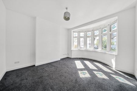 Semi-detached House to rent - Broad Walk, London, SE3 - Photo 3