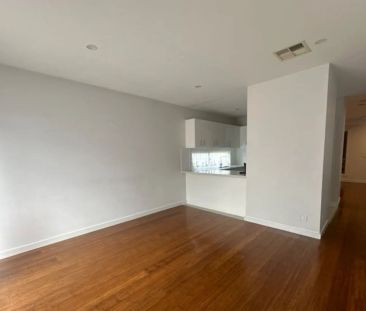 Stunning Three Bedroom Townhouse - Photo 3