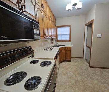 **SPACIOUS 3 BEDROOM MAIN UNIT IN ST. CATHARINES** - Photo 4