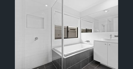 Energy-efficient, low-maintenance family home! - Photo 4