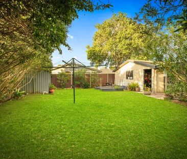 FIVE BEDROOM TWO STORY HOME WITH INGROUND POOL!!! - Photo 4