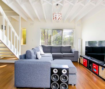 City Fringe 2 bedroom townhouse in well maintained garden setting - Photo 1