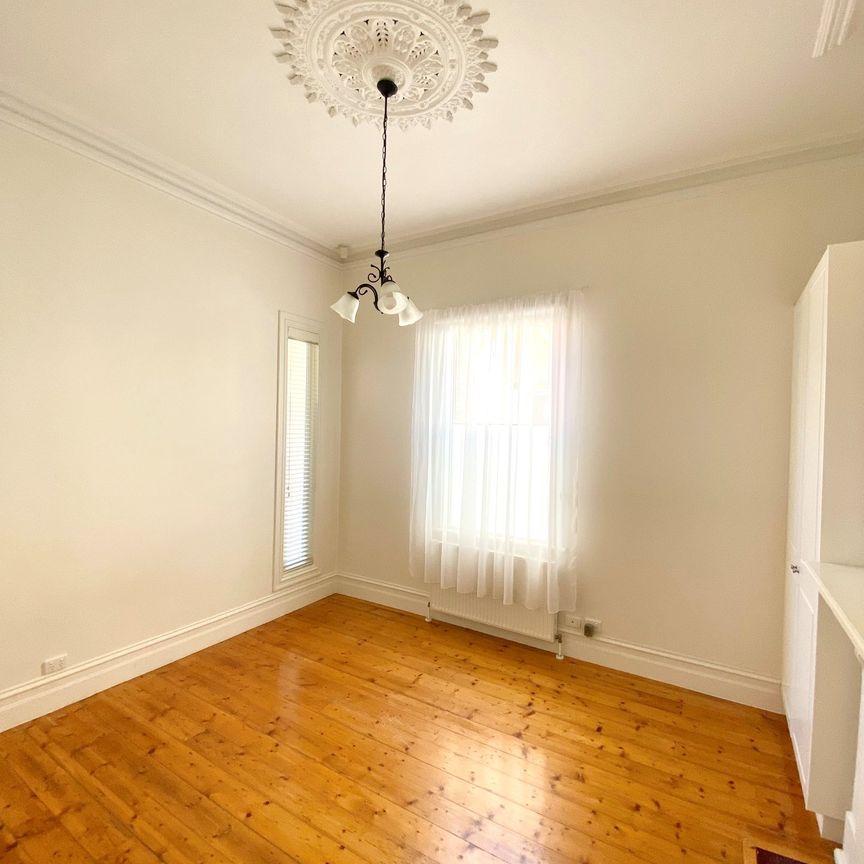 Light And Bright Victorian Beauty - Photo 1