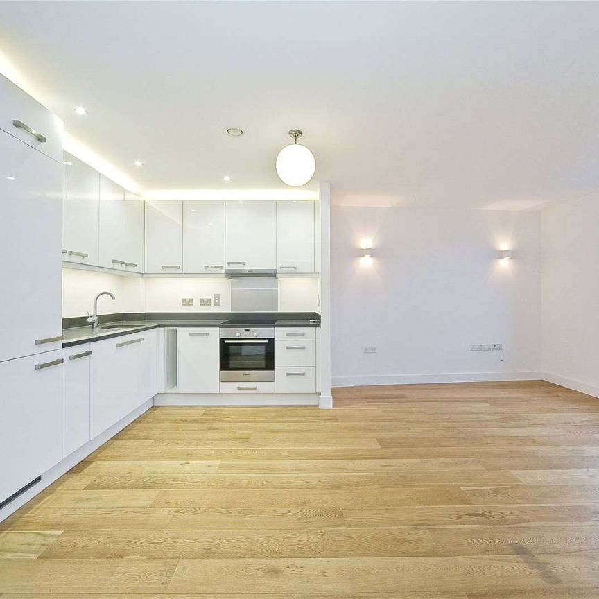 A large top floor apartment within the heart of Bethnal Green. - Photo 1