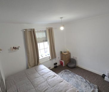 Two Bedroom two bathroom close to barking station - £1850 - Photo 2