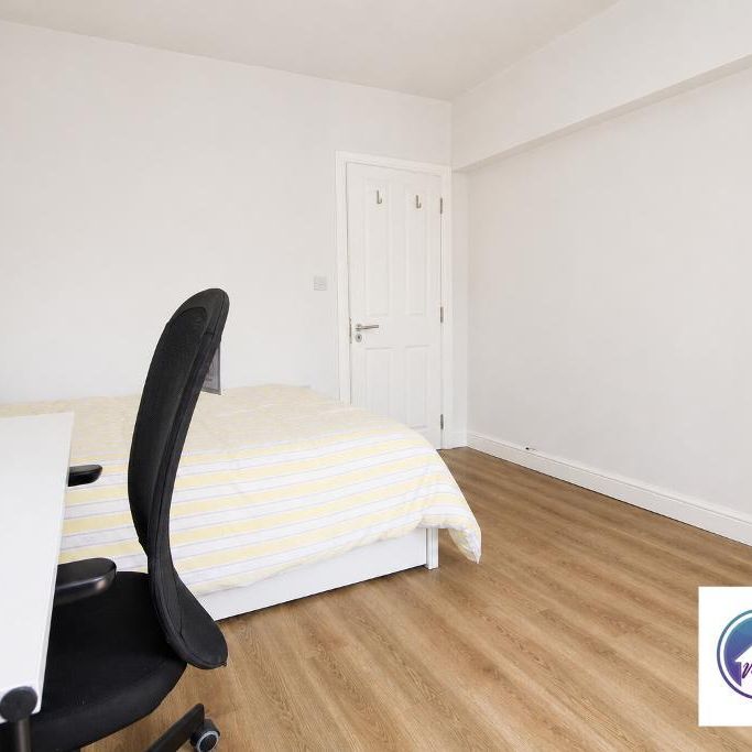 3 Bedroom Flat To Rent - Photo 1