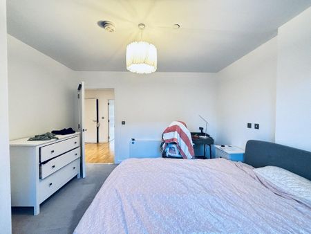 2 bedroom flat in 7 Turnberry Quay - Photo 3