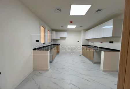 Brand New | Corner Unit | Maid Room - Photo 3