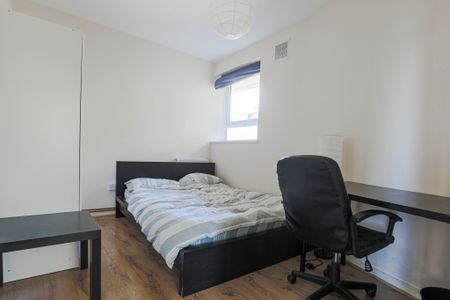 4 bed flat, Whitechapel - Photo 3
