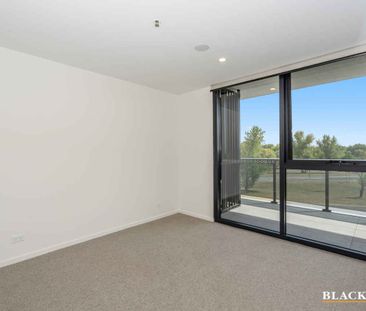 Elegance in a luxury complex in Woden awaits you! - Photo 4