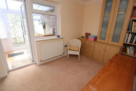 3 bedroom detached bungalow to rent - Photo 3