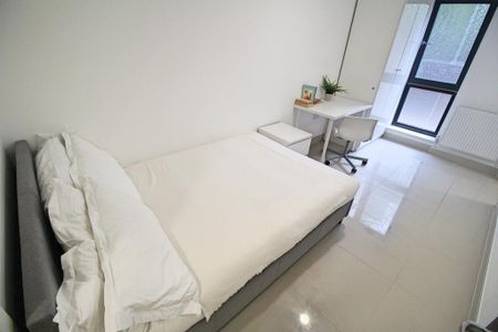3 bedroom flat to rent - Photo 4
