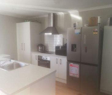 Charming 3 Bedroom house - Photo 3