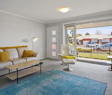 Sunny & Spacious in Sydenham - Photo 2