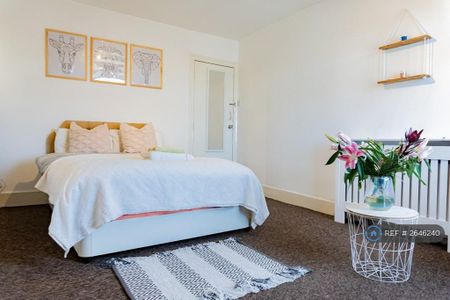 1 bedroom in a flat share to rent - Photo 3