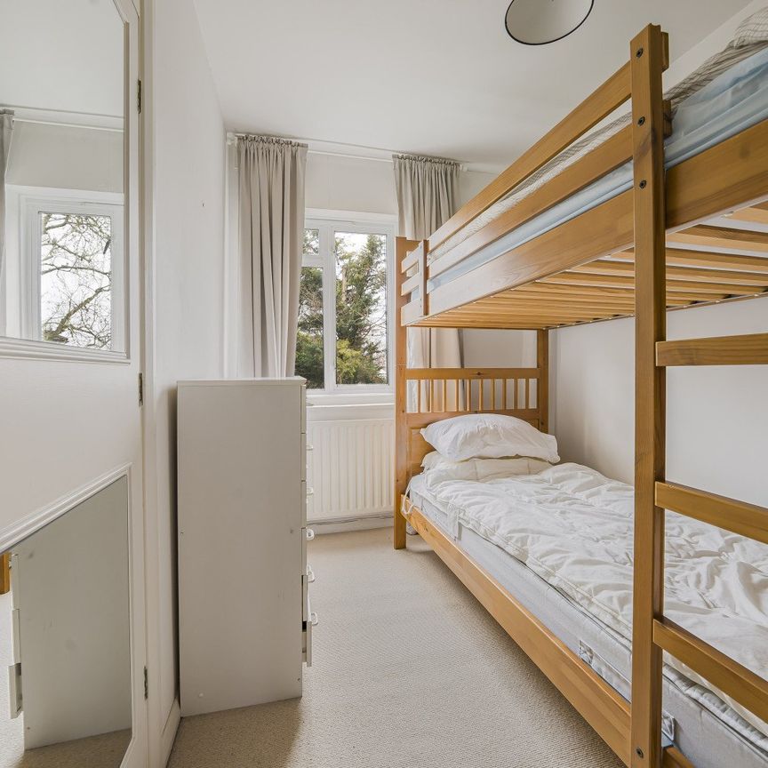 Queens Court, Queens Road, Richmond, Surrey, TW10 - Photo 1