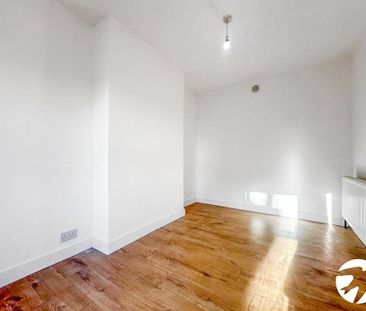 3 bedroom end of terrace house to rent - Photo 4