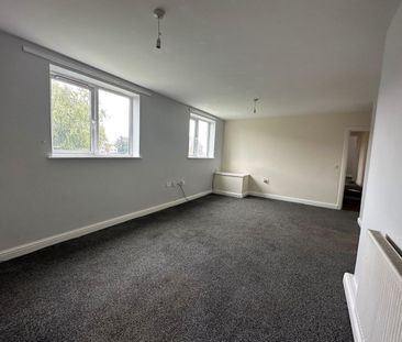 3 Bedroom Flat For Rent in St. Albans Avenue, Ashton-Under-Lyne - Photo 2