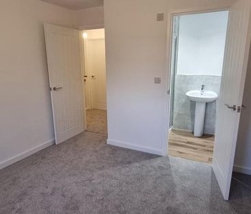 3 bedroom semi-detached house to rent - Photo 4